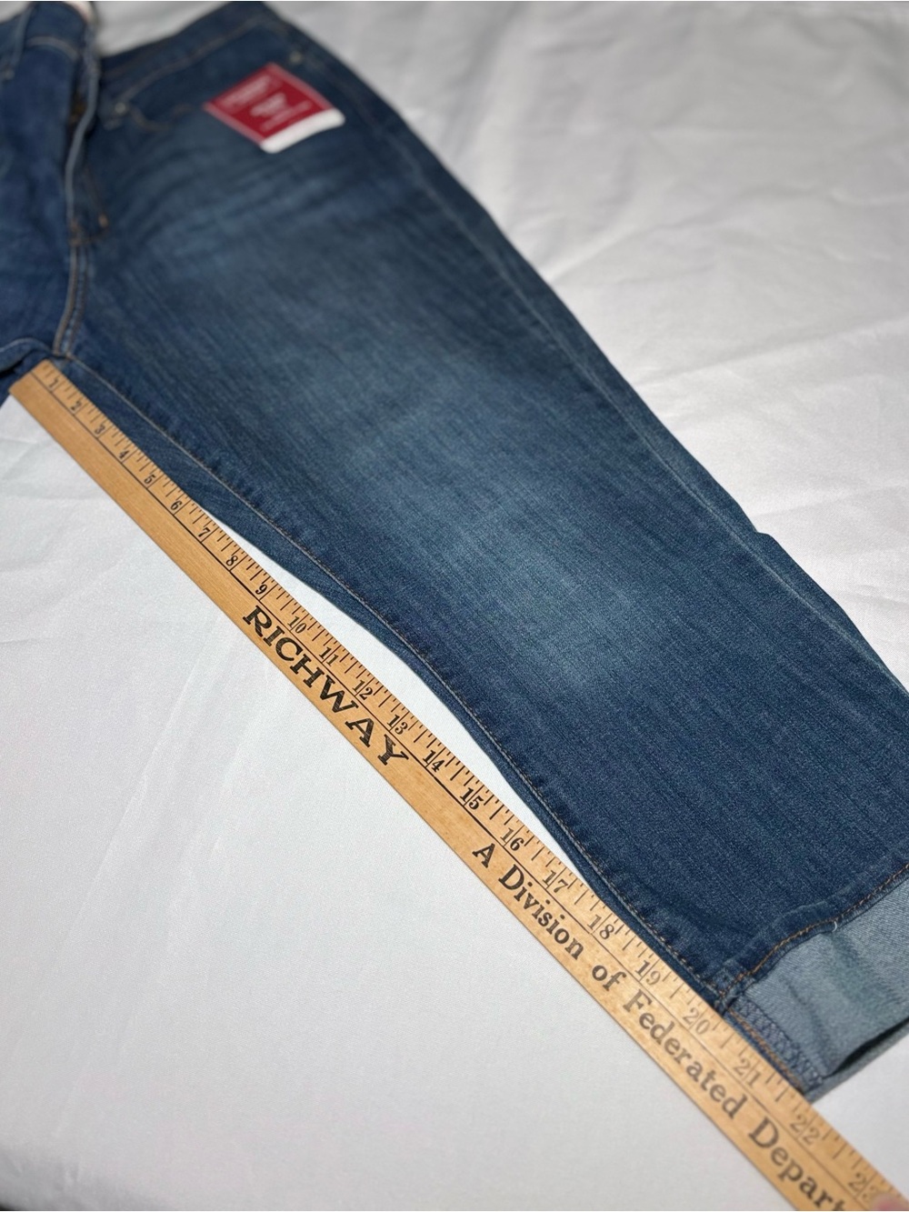 Levi Signature Mid Rise Capri Jeans - Picture 10 of 10